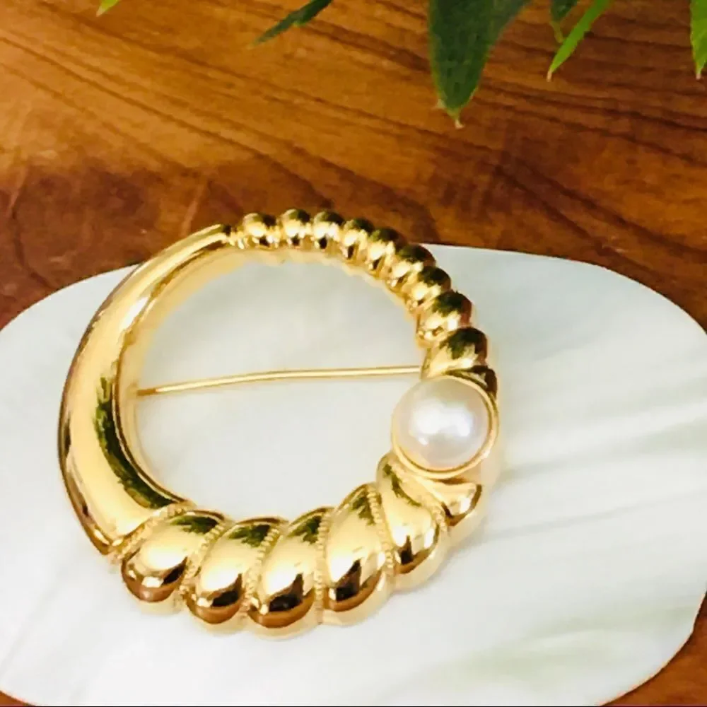 Vintage Geometric Circle Pearl Accent Brooch Ribbed 4284